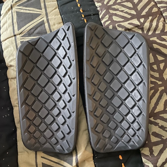 Black Nike Shinguards Soccer - Picture 2 of 3